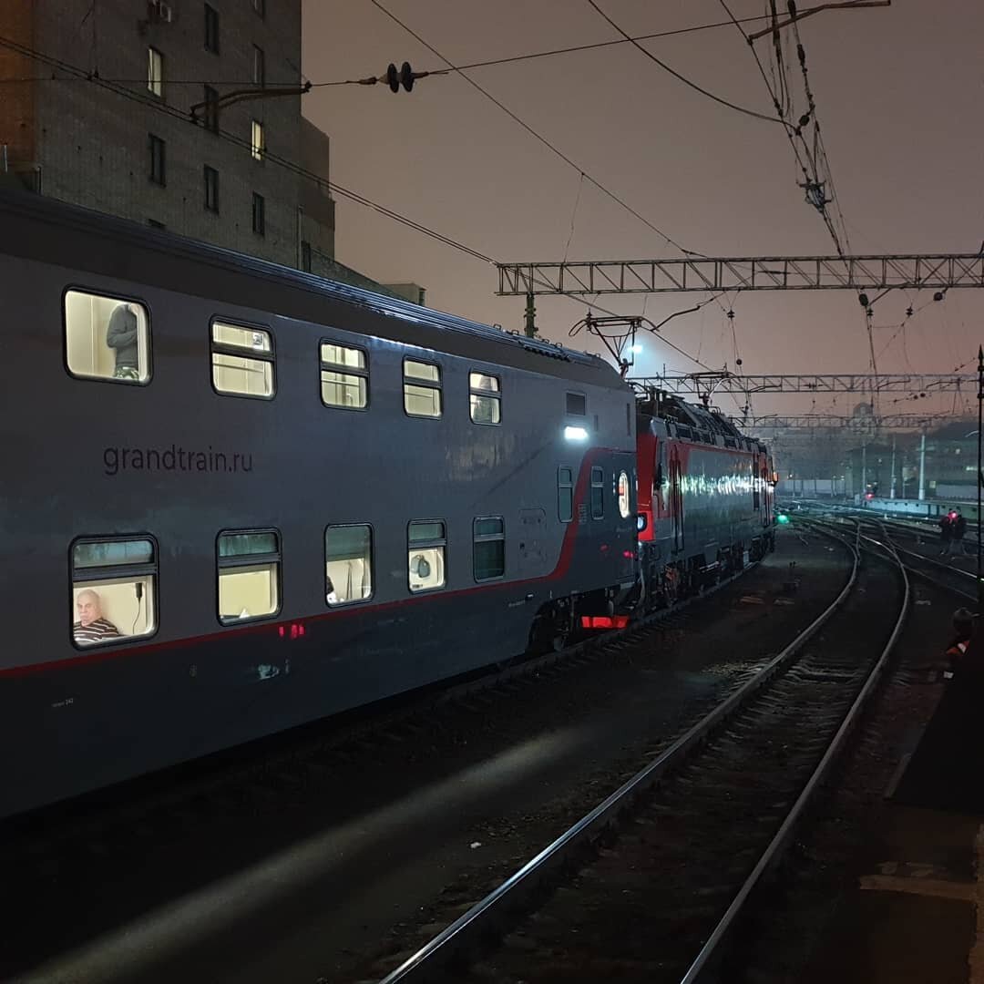 Купить билет на поезд 028ч москва симферополь. Гранд экспресс двухэтажный поезд Москва Симферополь. Поезд №028с Симферополь — Москва. Таврия двухэтажный поезд. Поезд 028 Таврия.