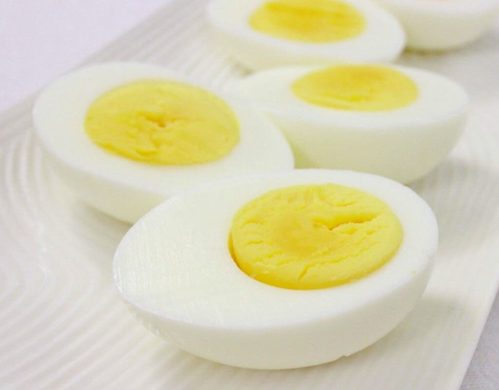 Вареные яйца — источник натурального белка, который должен обязательно входить в рацион питания.