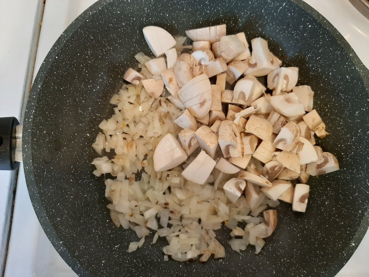Грибы нарезала кубиками, но не слишком мелко 