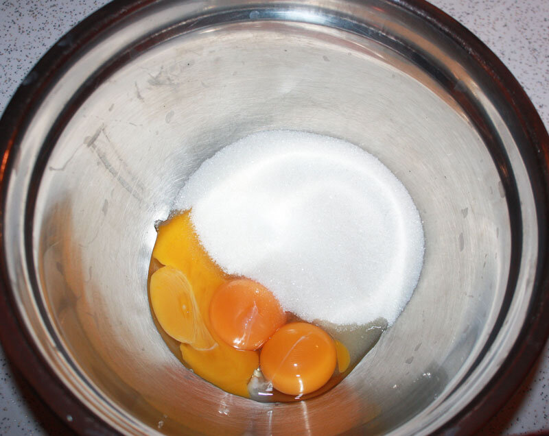 Яйца нужно взбить вместе с сахаром