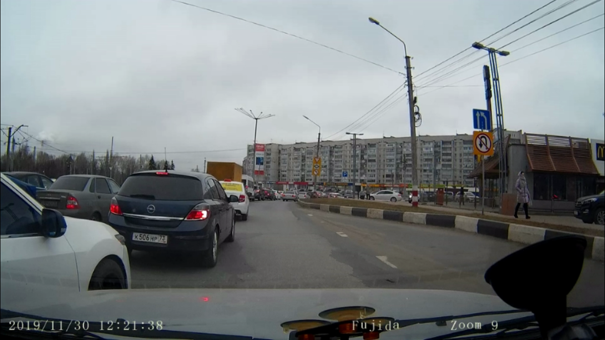 я много пропустил вперед,а тот белый корпус слева решил даже поворотник не включать,но пытался выдавить меня с полосы,я не пропустил