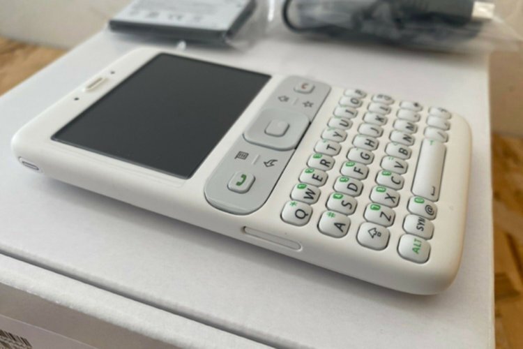 Он не слишком похож на современные смартфоны, но это ведь эксклюзив 