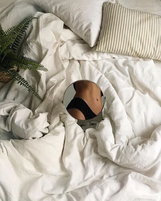 Красивое тело - это прежде всего здоровое тело.
Казалось бы, все это знают. Но такая тема, как интимный уход и поддержание женского здоровья часто остаются не затронутыми. Кто-то стесняется об этом говорить, кто-то считает, что если у него ничего не болит, то он абсолютно здоров. Но это не всегда так. И часто замалчивание этой темы ведет к очень печальным последствиям. Приведу несколько пунктов, которые обязательно соблюдать для того, чтобы оставаться здоровыми.

1. Интимная гигиена.
Для очищения необходимо использовать специальные средства для интимной гигиены, в состав которых входят вещества, не нарушающие кислотность влагалищной среды и создающие условия для роста лактобактерий. Обычное мыло для этого не подходит.

2.Ежедневные прокладки.
Желательно не использовать ежедневные гигиенические прокладки постоянно.

3. Комфортное белье.
Правильно подобранное белье - важный пункт в интимном здоровье. На сегодняшний день выбор данного товара настолько велик, что вы запросто с этим справитесь! Отдавайте предпочтение натуральным тканям и удобным фасонам, вам ничего не должно передавливать и натирать.

4. Посещение гинеколога.
Раз в год минимум! Обязательно! Даже если вас ничего не беспокоит, лучше лишний раз убедиться в своем здоровье, чем потом получить печальные факты.

5. Депиляция.
Как известно, повышенная растительность в области бикини, особенно в теплое время года, создает идеальные условия для возникновения и размножения там бактерий. Не откладывайте поход на депиляцию и записывайтесь на процедуру прямо сейчас.

Будьте красивы и здоровы!
