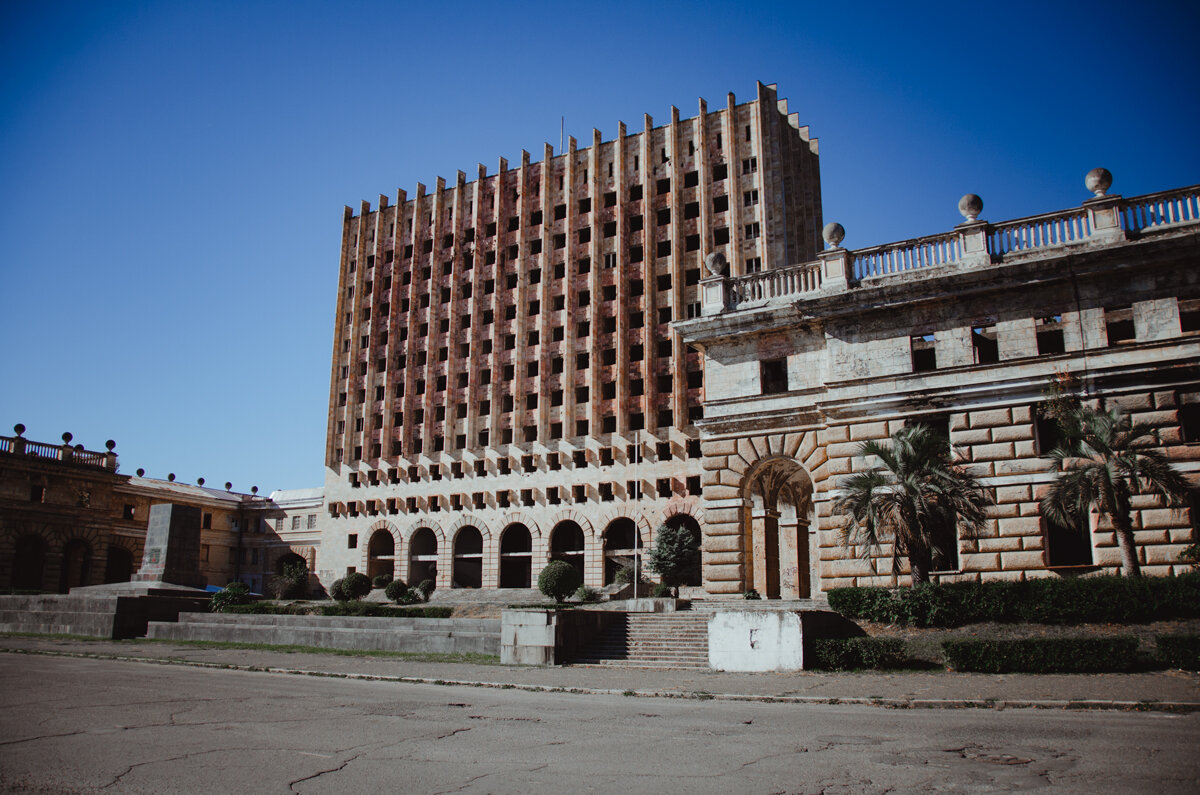 Главная площадь столицы Абхазии. Здание администрации города пустует настолько давно, что в нем растут деревья