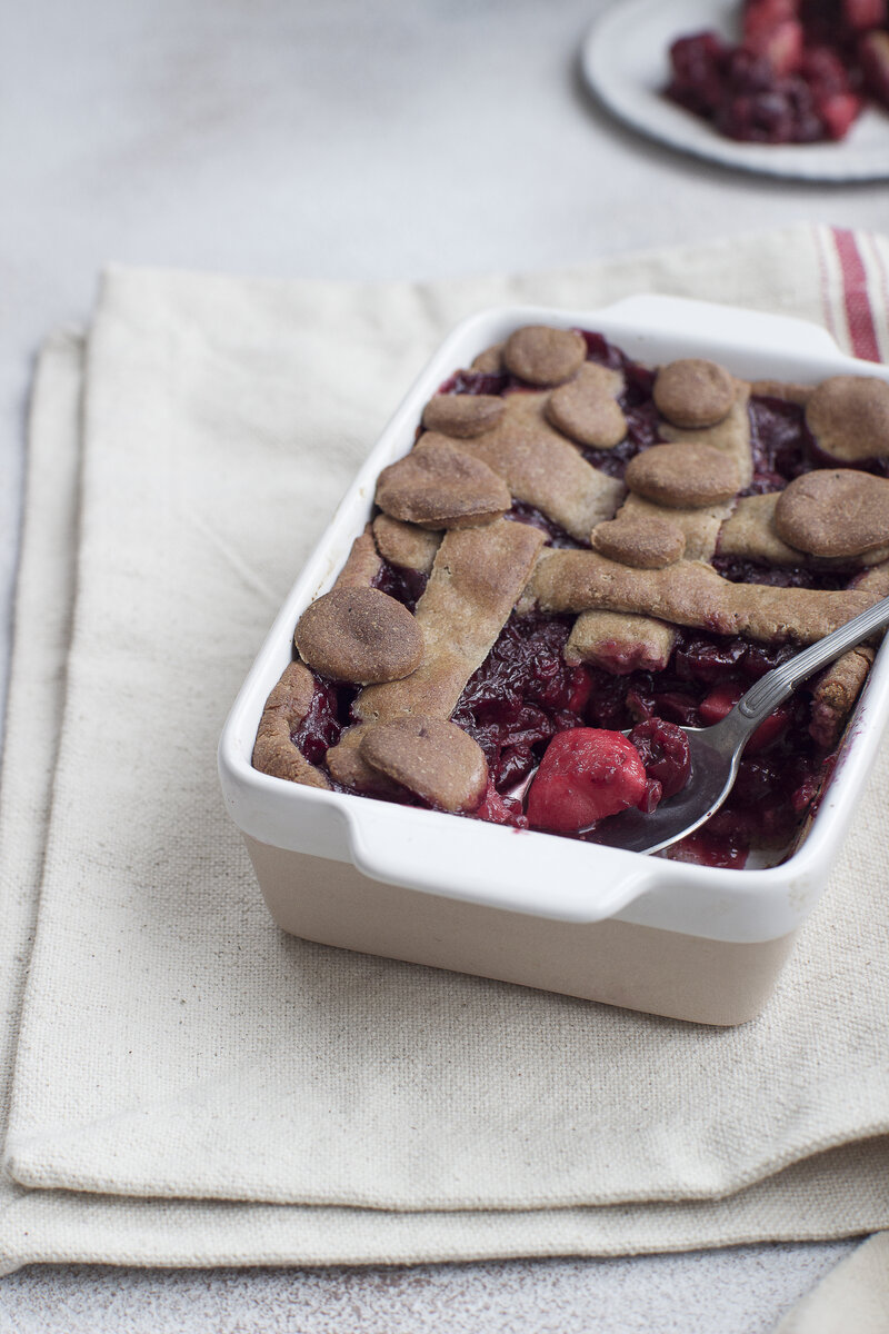 Замечательный ржаной постный пирог с ягодами в форме 18,5 *11,5 см: 

Мука ржаная 145 г
Мука 1 сорт 20 г (можно заменить на в/с)
Дрожжи 2 г
Сахар 20г
Соль- щепотка
Масло подсолнечное рафинированное 65 г (комнатной температуры)
Вода  100 мл
Начинка:
Вишня размороженная 400 г
Брусника, замороженная 200 г
Яблоки средние 2 шт.
Сахар 100 г
Пектин 5 -6 г
Сок лимона( или лимонная кислота 1 г, разбавленная водой до 5 мл) 10 мл
Крахмал кукурузный (для обсыпки яблок)
Тесто заместить на медленной скорости около 5-6 минут, собрать , намочив руки растительным маслом, оставить при комнатной температуре 30 минут, укрыв пленкой.
Ягоды разморозить,  промыть. Проварить в сотейнике с сахаром и пектином около 5-7 минут на среднем огне,  добавить сок лимона, довести до кипения. Яблоки почистить, порезать на кусочки, обсыпать крахмалом. 
Тесто уложить по форме, оставив 1/3 на украшение. Раскатать полоски, уложить на начинку и выпекать при 180 градусах 30 минут.
