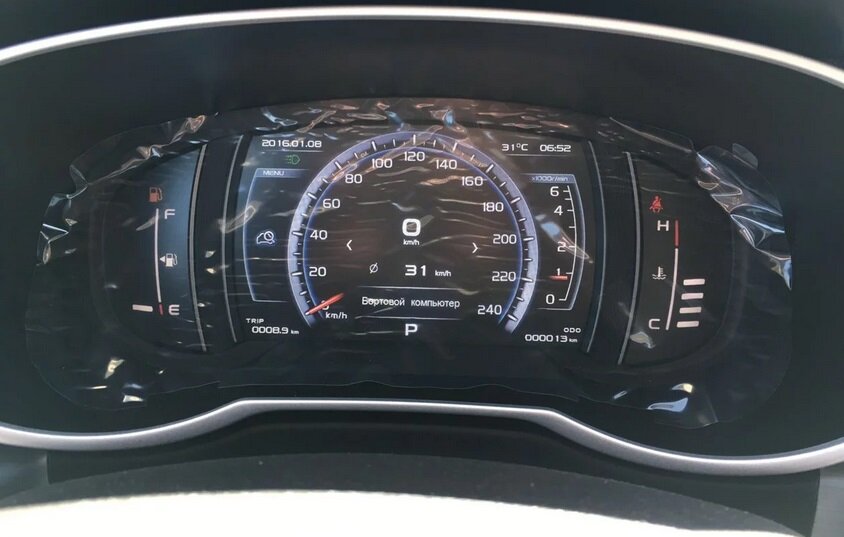 Цифровая панель приборов у этого авто идет уже в "базе".
