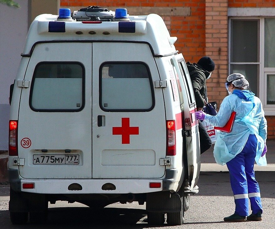 4070 новых случаев коронавируса зафиксировано в России за сутки, 41 человек умер

Общее число заболевших- 32008, умерших - 273 .В России число официально подтвержденных случаев заболевания коронавиурсом COVID-19 превысило 32 тыс. Об этом сообщили в информационном центре оперштаба по мониторингу ситуации с коронавирусом.

За последние сутки в России зафиксировано 4069 новых положительных результатов теста. По словам руководителя центра Александра Мясникова, всего в стране выявили 32 007 случаев заболевания инфекцией. Число жертв достигло отметки в 273 человека (накануне сообщалось о 232 скончавшихся). Таким образом, за сутки умер 41 человек.

Как отметил Мясников, за последние 24 часа от коронавируса вылечились 286 пациентов. Их общее число превысило 2,5 тыс. человек.