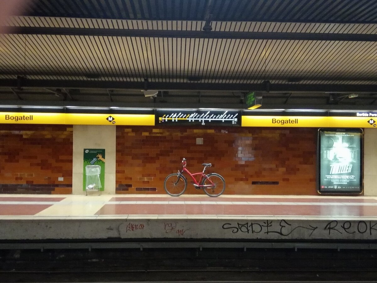 Фото из метро Барселоны, сделанное прошлой осенью. 