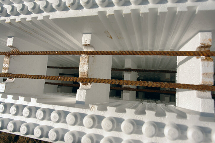 Качественная опалубка, сразу видно: гладкая, с толстыми перемычками и стенками