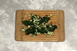 ШАГ 2:
Приготовление салата заключается в нарезке всех ингредиентов. Огурец режем мелкими кубиками. Если кожица у него твердая, то лучше ее почистить.