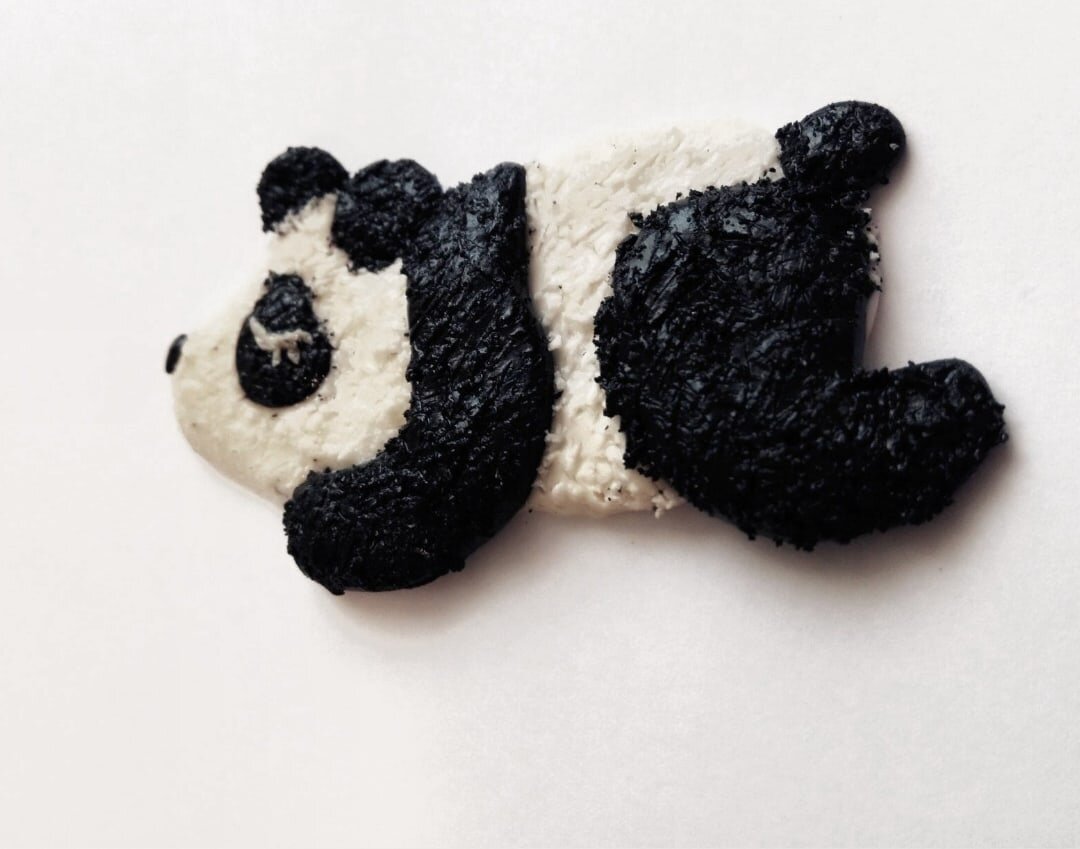 P.S.: Это я тут панду лепила с утра пораньше. Из полимерки. Потому что в любой непонятной ситуации — включайся в творчество. И поспать не забудь. (Мудрая панда плохого не посоветует).
А заодно слепилась короткая история-зарисовка. Почти «панDемическая». От слова «панда», разумеется. 