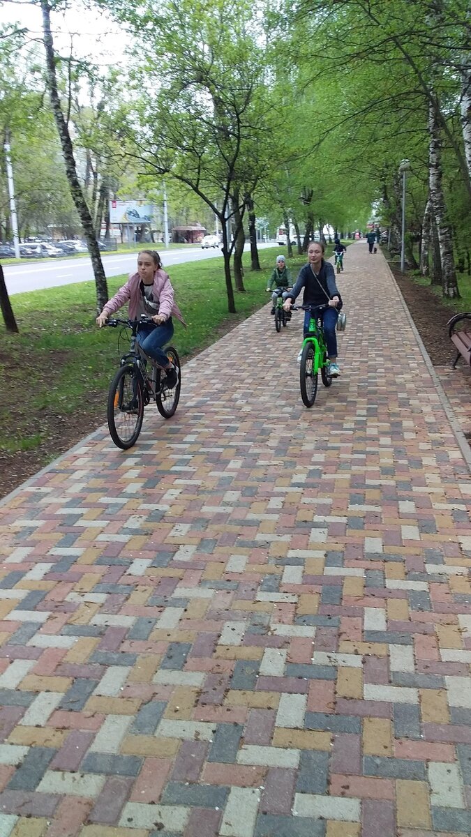 Детвора. Неверное едут, на работу