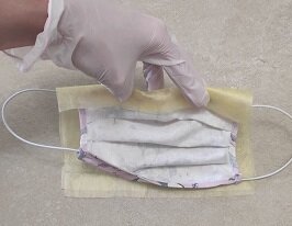 Накладывать 2-3 отрезка с внешней стороны маски с загибом  (как показано пальцами)