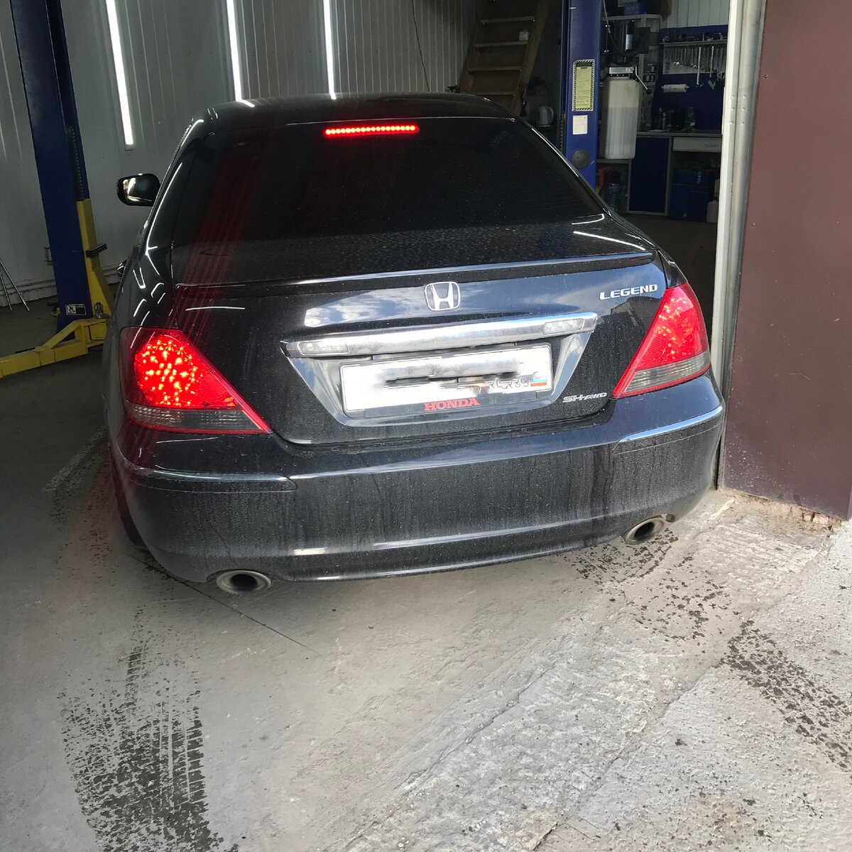 Загоняю на диагностику Honda Legend. В этот момент я еще не знаю, как меня "обрадуют"