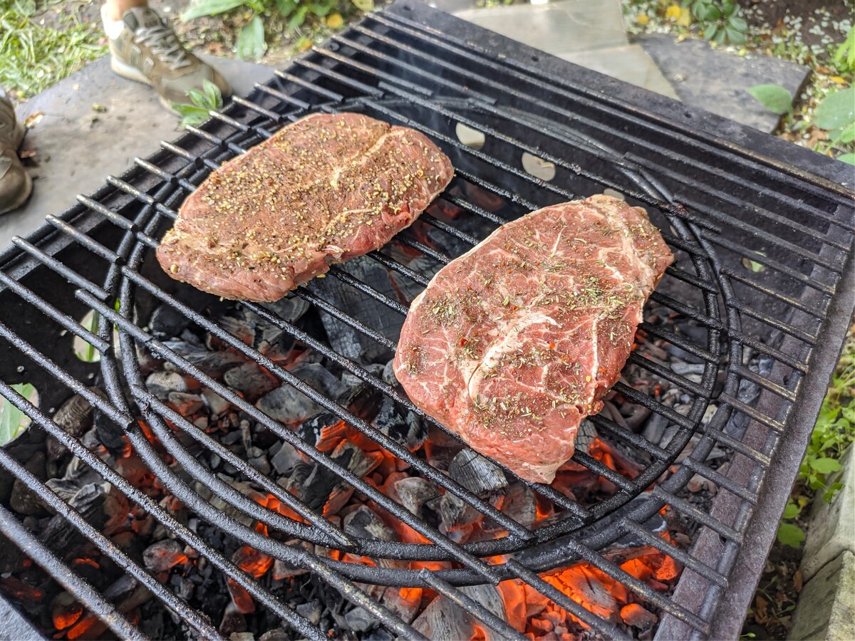 Первое, что вы должны сделать, это "запечатать" стейк в корочку, чтобы сок мяса не успел вытечь.