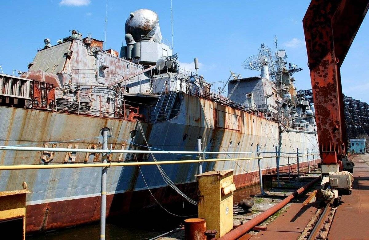 Крейсер Украина у причала в г. Николаев.