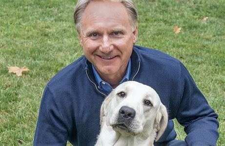 ПИСАТЕЛЬ ДЭН БРАУН СО СВОЕЙ СОБАКОЙ.