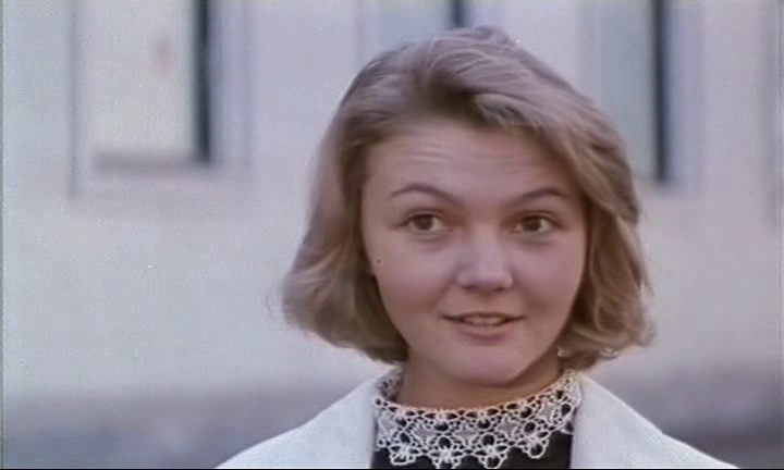 Ни жены, ни детей у него нет. Из всех родных только сестра Наташа, десятиклассница. Исп. Марина Дюжева.