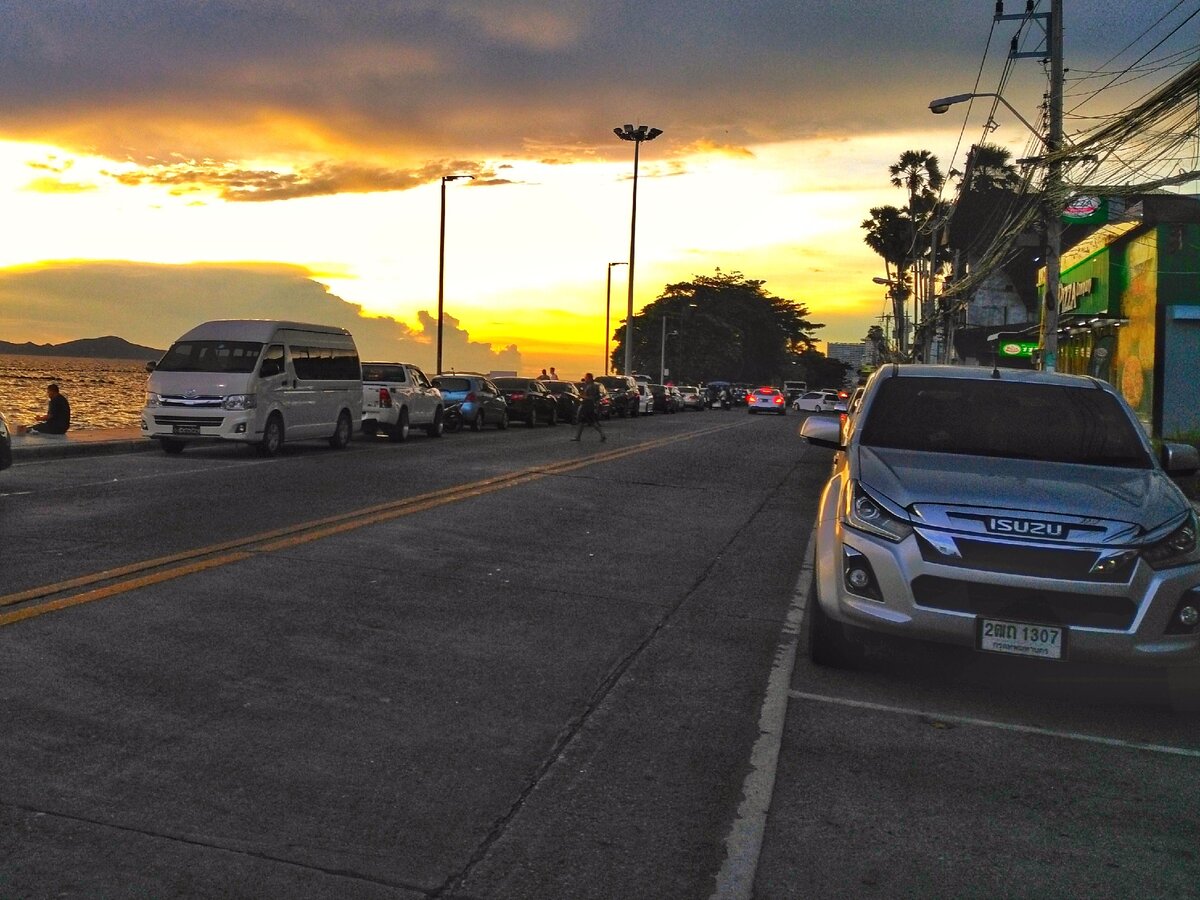 Джомтиен в выходные-выходные-"на парковке нет свободных мест"..