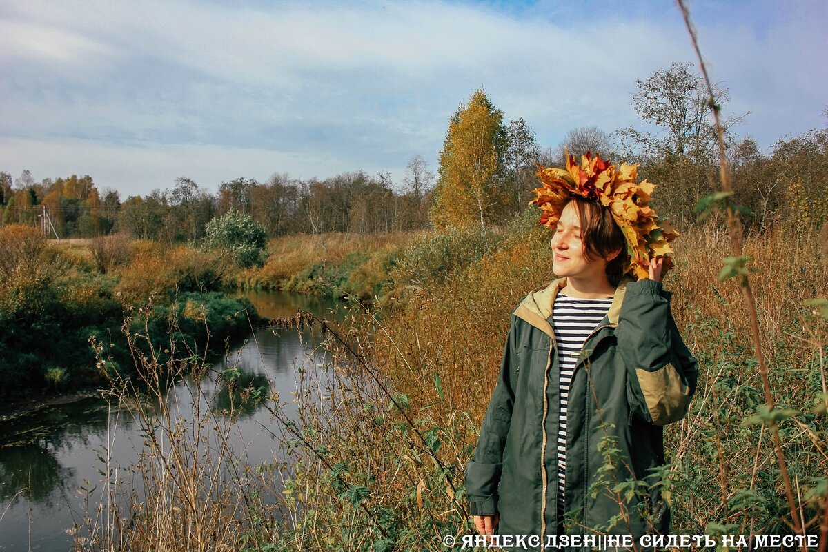 Как сплела, побежала фотографироваться в венке. Грех упускать такую возможность :)