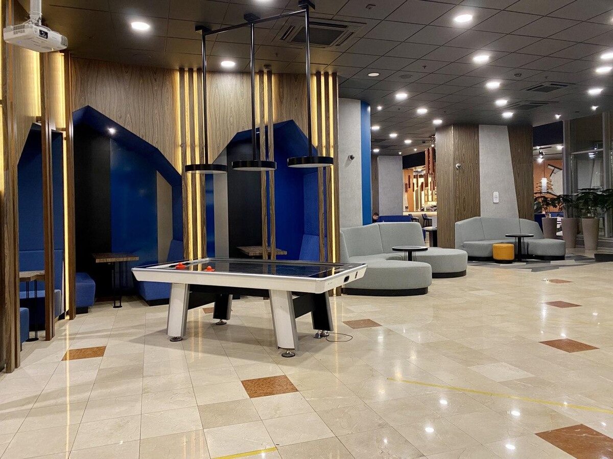 В холле можно отдохнуть и поработать.