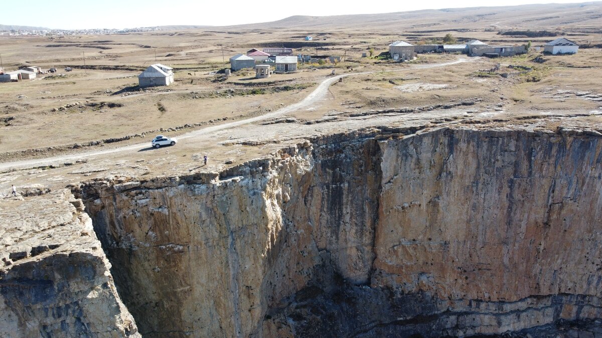 Дорога идет совсем недалеко от обрыва. Нужно быть аккуратнее