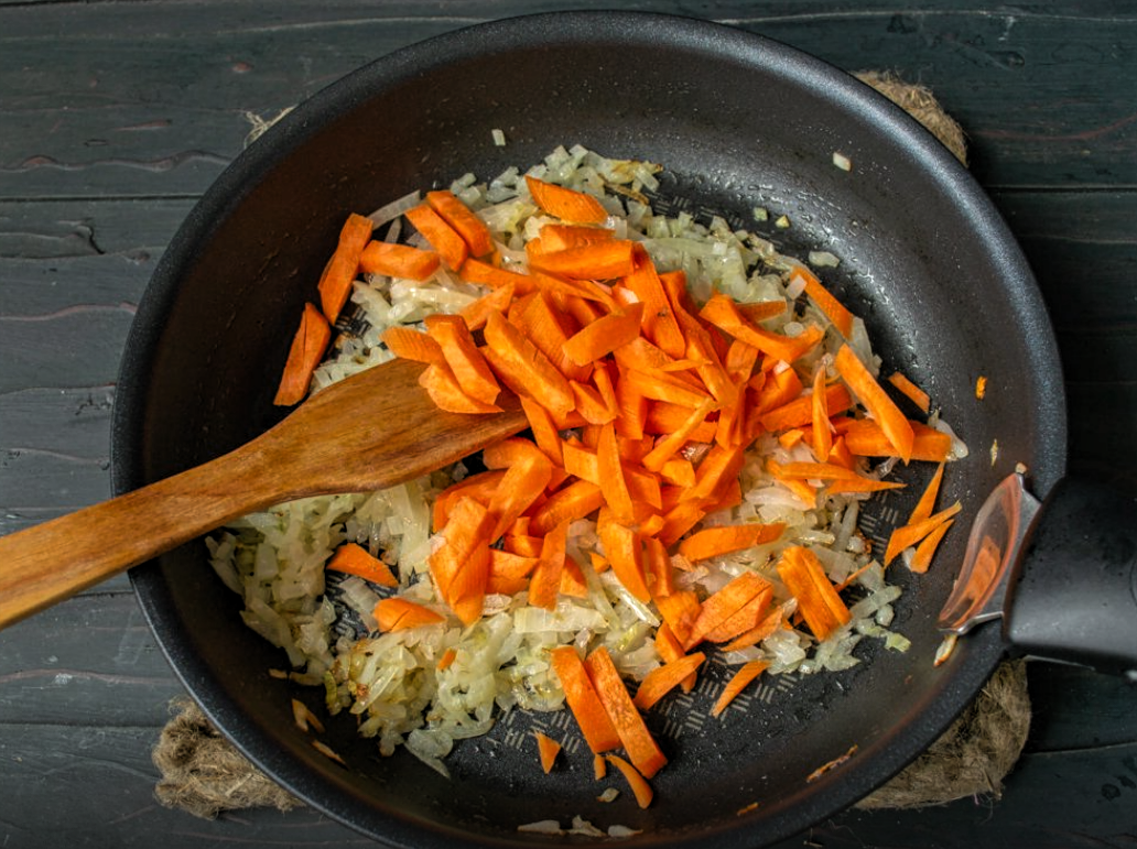 Жареный лук с морковкой. Морковь с луком жареные. Пассерованная морковь. Пассерованные лук и морковь. Обжаренный лук с морковкой.