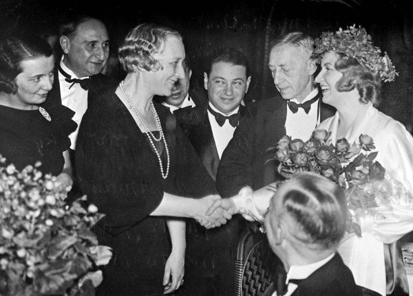 Иван Бунин во время церемонии вручения Нобелевской премии. 1933 год. Слева направо: Галина Кузнецова, Илья Троцкий, Вера Бунина, Андрей Седых, Иван Бунин, «Лючия» 