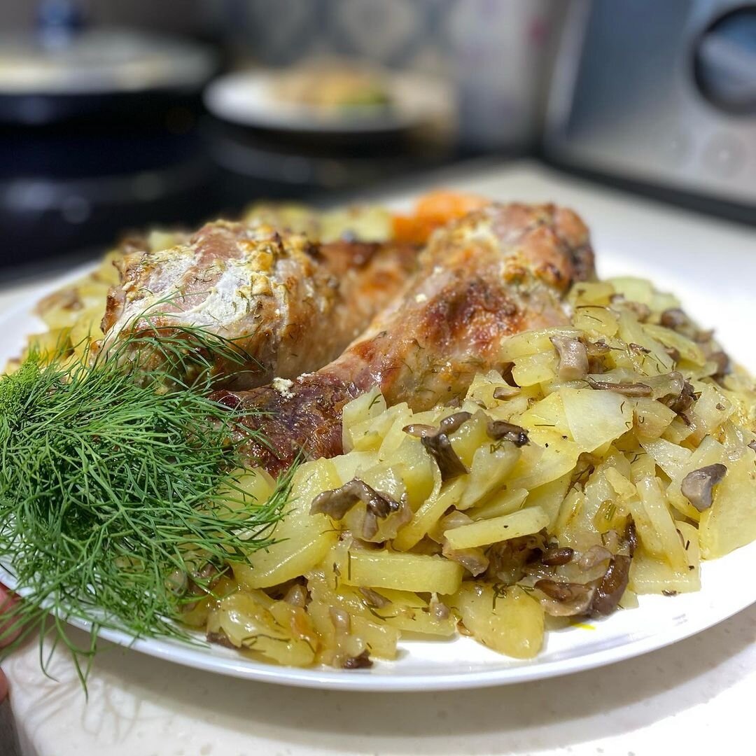 Голень индейки с картофелем и грибами...

Запекать индейку интересно — особенно большие куски. Максимально делал 7 кг. тушку на Новый год пару лет назад, а вот так на ужин для семьи — голень отличное решение;)

Поехали:

Индейку достаньте заранее из холодильника, чтобы она приняла комнатную температуру.

Маринад: сметана 100гр., майонез 100 гр., мелко нарезанных пара зубчиков чеснока, 1/4 луковицы, перец, соль, укроп.
Смазываем индейку и даём ей постоять. У меня было только минут 30, но лучше — дольше.

овощная подушка для индейки: луковица, морковь, яблоко, чеснок. Можно ещё сельдерей и сделать из всего этого подливу;)

выкладываем индейку в маринаде на подушку и запекаем при 160 градусах порядка минут 30. До доведения температуры рядом с костью до градусов 40-50. Далее достаём и промазываем остатками маринада и ещё в духовку на 180 градусов до готовности 74 градуса у кости. И появления красивой корочки)))

На гарнир я обжарил картофель с вешенками... но про это как -нибудь отдельно;)

Кстати, одна моя знакомая писала, что не раз покупала данную голень и она имела неприятный запах... в моем случае - все было норм. 

Пробовали такую голень? Нормальная попадалась?