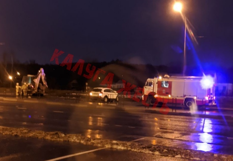 В Калуге машина разбилась о ковш экскаватора!