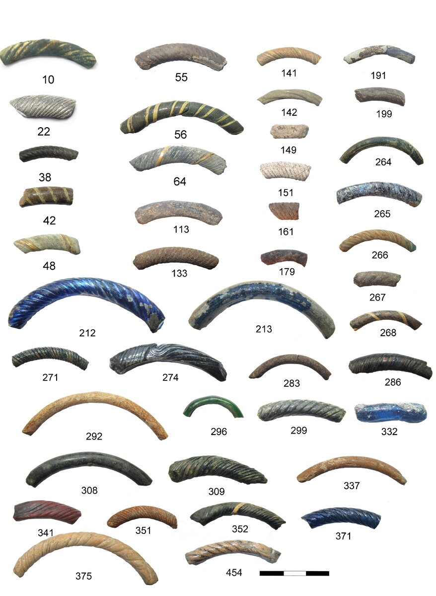 Обычно стеклянные браслеты находятся в виде таких вот небольших фрагментов