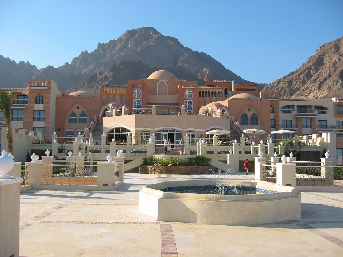 За дорогой каменистая пустыня и горы. 