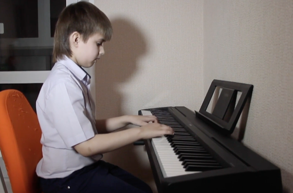 У мальчика расписан весь день. С утра - уроки, вечером - музыкальные занятия. Скриншот  www.ruptly.tv 