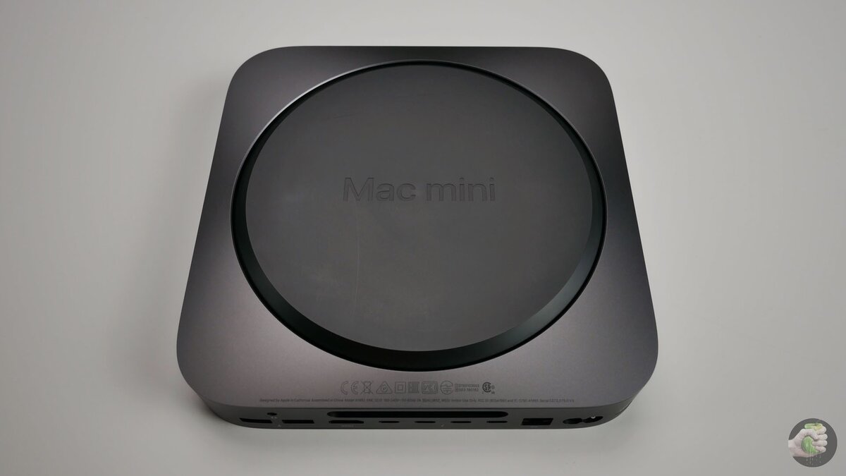Mac mini всегда занимал особое место среди продуктов Apple. Обычно его покупали те, кто не хотел сильно тратиться на ноутбуки или моноблоки компании, а MacOS попробовать хотелось. Но сейчас у Apple очень широкая линейка компьютеров, а цены на них совсем не радуют многих покупателей.Конечно, были и совсем отмороженные пользователи. Это те, кого не устраивали ноутбуки, но денег на iMac и Mac Pro не хватало. И неттопы — отличное решение для таких людей: небольшая тихая коробочка. Она сравнительно мобильна и легка, да и можно подключить практически любой монитор.И вот, признаться, я был как раз из числа последних. Мне нравятся неттопы с той же силой, с какой не нравятся ноутбуки. И я очень ждал обновление уже устаревшего Mac mini, ожидая, что он будет не очень дорогим. Как раз отличная бесшумная замена для моего огроменного Windows-ящика.И его, наконец, представили. Но вот цена на новый Mac mini мне не очень понравилась:В студии у нас появились две такие коробочки на i5. Я сел за одну из них и начал работать. И этот текст я набираю именно на «минике».Это не огромный и сложный материал с перечислением всех технических параметров Mac mini. В этом тексте я попытаюсь понять и объяснить, зачем нужен этот неттоп в 2018 и 2019 годах.В моих руках оказался тот самый Mac mini, распаковку которого проводил Илья на нашем канале:Внешний вид
Конечно, выглядит эта штука потрясающе. Сейчас будет штамп: строгий и лаконичный дизайн. Но дизайн действительно строгий и лаконичный. Основная часть системного блока немного приподнята над столом. Такому эффекту левитации помогает крышка из ТПУ, скрывающая внутренние элементы Mac mini.Глянцевое чёрное яблоко эффектно украшает матовый корпус цвета Space Gray. Точно так же, как у iMac Pro.Ещё мне нравится небольшой и ненавязчивый LED-индикатор. Он горит всегда, когда включён компьютер. Собственно, никак иначе это состояние Mac mini больше не показывает. Вы не услышите шум компьютера — неттоп работает очень тихо даже под высокой нагрузкой.Внутренности
Там тоже всё красиво. Но об этом лучше расскажут спецы iFixit, они уже успели разобрать «миник»:НовостиСпециалисты iFixit высоко оценили ремонтопригодность Mac mini
12 Ноябрь 2018Илья КичаевПару фоточек этой красоты я всё-таки оставлю:Фото: iFixit
Фото: iFixit
Как я и сказал ранее, у нас Mac mini с Intel Core i5. Если верить GeekBench, это i5-8500B:Очень неплохие результаты, близкие к Mac Pro и 15-дюймовым MacBook Pro этого года.Процессор i5-8500B отличается от версии без индекса «B» более низким энергопотреблением в 65 Вт. Но это не мобильный процессор вовсе. Вместо использования сокета LGA1151 процессор впаивается прямо в материнскую плату. То есть замена такого элемента невозможна. Собственно, об этом и говорили специалисты iFixit, разобравшие неттоп.Быстродействие
Это не игровой компьютер. Об этом сказал Илья ещё в видео-распаковке. Это рабочая машинка, способная на отлично справляться с теми задачами, где не нужна дискретная карта (если вы не рассматриваете варик с eGPU). Тут стоит интегрированное решение Intel Graphics UHD 630.Современные игры, конечно же, не тянет, но посмотреть видосы в 4K HDR силёнок у него хватит. При этом он будет ещё тянуть и два монитора с разрешением 4096 × 2304 пикселей и частотой 60 Гц.То есть вы получаете вполне себе отличный вариант для дома или офиса. На нём без каких-либо проблем можно монтировать небольшие видео в Final Cut. Да, это будет не так быстро, как в iMac Pro, но разница в стоимости этих компьютеров составляет 200 тысяч рублей, а в Mac mini нет дискретной видеокарты.К слову, мы запустили на нём Final Cut. Mac mini знатно от этого нагрелся, но работать не перестал. Кстати, о температуре корпуса я узнал абсолютно случайно, задев его рукой: кулер остужает компьютер вообще бесшумно.Удобство
Он очень лёгкий — всего 1,3 кг. Это на каких-то 50 грамм тяжелее MacBook Air.В длину и ширину на четверть больше моего iPhone 8 Plus: по 19,7 см с каждой из верхних сторон. Его высота от крышки стола составляет 3,6 см, что не больше двух фаланг указательного пальца. В общем, эта не особо тяжёлая и маленькая коробочка с лёгкостью способна поместиться в рюкзак, не заняв там много места.Мои сравнения с MacBook Air и иллюстрация размеров не случайна: мне кажется, Mac mini стоит воспринимать именно как мобильное решение. В этом его главное преимущество перед iMac и Mac Pro. Но у него есть и недостаток, конечно же — отсутствие экрана, клавиатуры и трекпада (или мышки — кому как удобнее). И в этом он проигрывает любому Макбуку или Аймаку, с которыми они идут в комплекте.Но зато тут множество разъёмов!Эти разъёмы — точно весомое преимущество перед Макбуками. А если вам их недостаточно, то никто не отменял переходники с USB Type-C на все нужные интерфейсы, благо все четыре порта поддерживают Thunderbolt 3. Именно к ним, кстати, можно подключать мониторы с разрешением 4K или внешнюю eGPU-видеокарту. От них же можно заряжать любой ноут и iPad или же передавать файлы на внешний SSD-накопитель со скоростью до 40 Гбит/с.И вот количество портов у Mac mini — главное достоинство этого компьютера.Внутривидовая конкуренция
Сейчас «миник» — самый дешёвый компьютер Apple: версия с i3 за 68 990 рублей дешевле даже устаревшего MacBook Air прошлого поколения. Разница с ним составляет, на минуточку, восемь тысяч рублей! За эти деньги даже можно купить IPS-монитор с диагональю 21 дюйм и разрешением Full HD, а на оставшуюся разницу комплект беспроводных клавиатуры и мышки. Поэтому, чисто теоретически, за «миником» можно оставить звание компьютера для тех, кто хочет попробовать MacOS. Конечно, 69 тысяч исключительно за системный блок на i3-8100B для многих покажется слишком неподъёмной ценой, тем более что за эти деньги на Windows можно сделать какие-то абсолютно сумасшедшие вещи:СтатьиСобираем аналог Mac mini на Windows
2 Ноябрь 2018Илья КичаевНо тут начинается совсем неуместный спор «Windows VS MacOS». Для кого-то удобнее «Окна», а для кого-то — «Макось». Каждый выбирает то, что ему ближе. Везде есть свои плюсы и минусы, поэтому утихомирьте свой пыл и просто отвлекитесь: тут мы не обсуждаем достоинства разных операционных систем.Итак, новый Mac mini дешевле старого MacBook Air. Но с ноутбуками сравнивать этот неттоп совсем неправильно. Всё-таки Mac mini — это стационарный компьютер. И получается, что ближайший компьютер к этому неттопу — iMac. С 21,5-дюймовым дисплеем его цена начинается от 89 990 рублей. Это будет комп на двухъядерном i5 седьмого поколения, 8 ГБ оперативной памяти с частотой 2133 МГц и интегрированной видеокартой Intel Iris Plus Graphics 640. Версия поинтереснее будет стоит 105 990 рублей. Но лично для меня 21,5 дюйм — вообще ни о чём. Это реально маленький дисплей. А вот на 27 дюймов стоит 149 990 рублей. При этом покупатель получит процессор несколько слабее.Но, предположим, вам не нравится глянцевый экран, или вы вообще хотите купить дисплей с очень специфичной цветовой гаммой. И тогда ваш выбор либо Mac mini, либо Mac Pro. Но последний вроде как собираются обновлять через полгода, поскольку нынешняя модель слабее нового «миника», не считая видеокарты. Да и вообще, Mac Pro — профессиональное решение.В общем, выходит, что Mac mini — отличный настольный компьютер. Да, у него нет дискретной видеокарты. Но если вы, например, работаете в музыкальных секвенсорах типо Logic, ProTools или Cubase, то Mac mini — отличное решение. Но оперативку всё-таки увеличьте, а также прикупите внешний SSD. В идеале с поддержкой Thunderbolt.Или если вы иногда монтируете небольшие видосы, то Mac mini тоже ваш выбор. Но, опять же, 8 ГБ будет маловато.Цена и итоги
Стоит ли Mac mini тех денег, что за него просит Apple? На самом деле, это довольно сложный вопрос, поскольку лично мне кажется, что продукция компании могла бы быть и дешевле. Однако нужно понимать, что сейчас продукты Apple вообще не дешёвые. А у Mac mini среди компьютеров самая низкая цена на первичке.Поэтому если рассматривать компьютеры Apple, то я считаю, что Mac mini определённо стоит этих денег. И уже начинаю искать компании, рекламные интеграции с которыми мог бы замутить, чтобы позволить себе Mac mini с i5 и оперативной памятью на 16, 32 или даже 64 ГБ