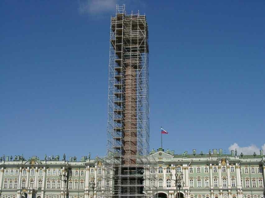 Александровская колонна в лесах на Дворцовой площади (2002-2003 годы)