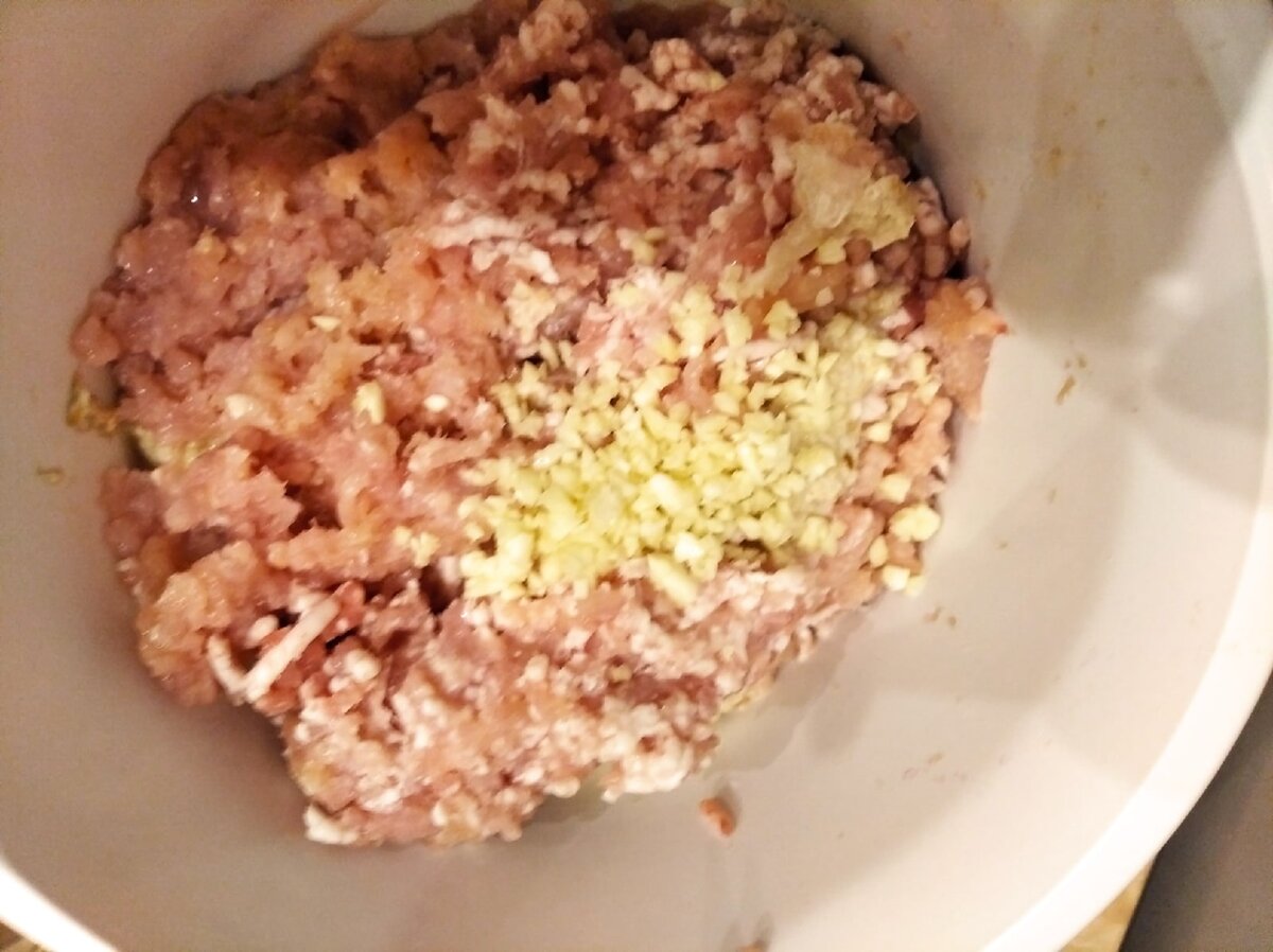 К пропущенному мясу с булкой добавляем измельченный сырой чеснок