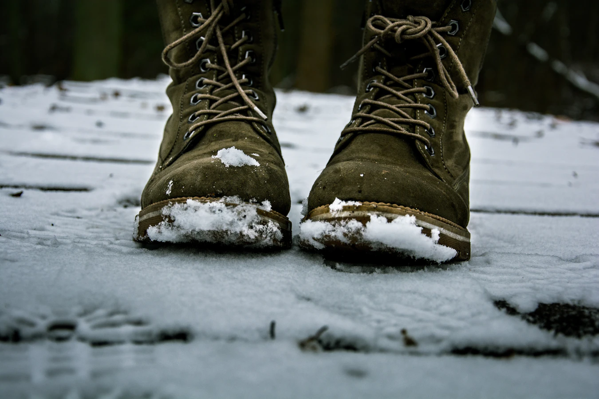 Ремонт зимних сапог. Зимняя обувь. Ботинки на зиму. Заснеженные ботинки. Ботинки в снегу.