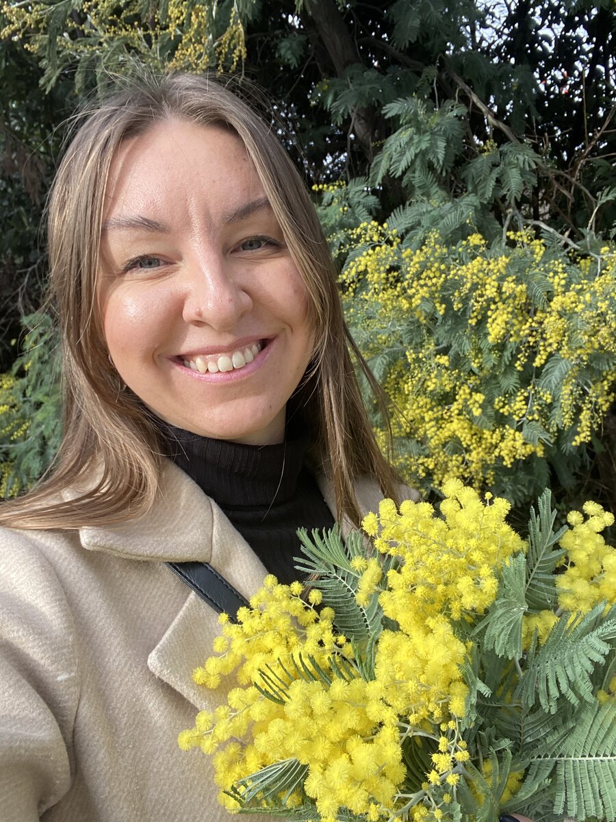 Это я и мимоза. Этого запаха не слышала 2 года 