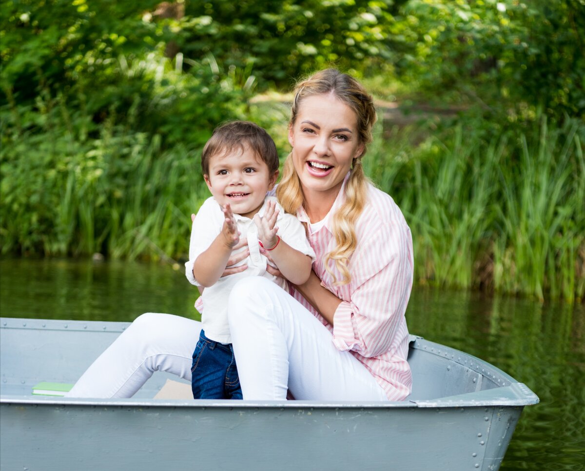 https://st4.depositphotos.com/12039320/20561/i/1600/depositphotos_205616490-stock-photo-happy-mother-son-riding-boat.jpg
