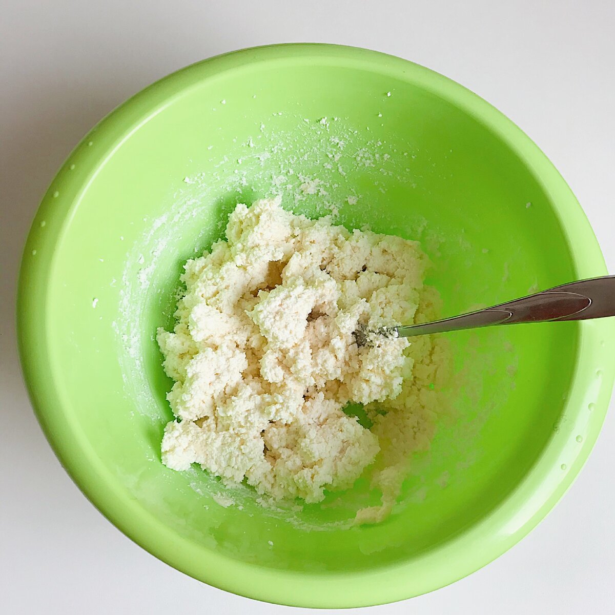 Творог и масло смешиваем до однородной массы