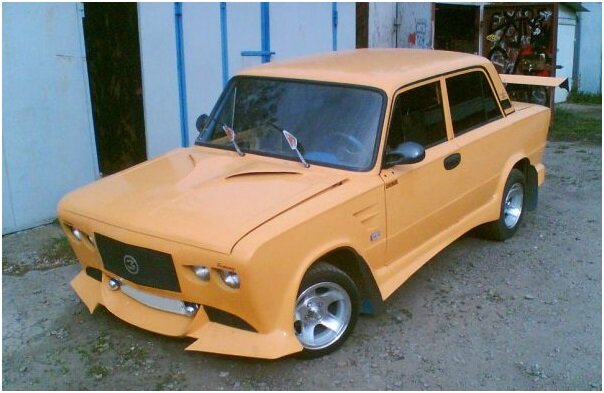 Вооружившись картоном и парочкой балончиков с краской, можно преобразить свои старые жигули)