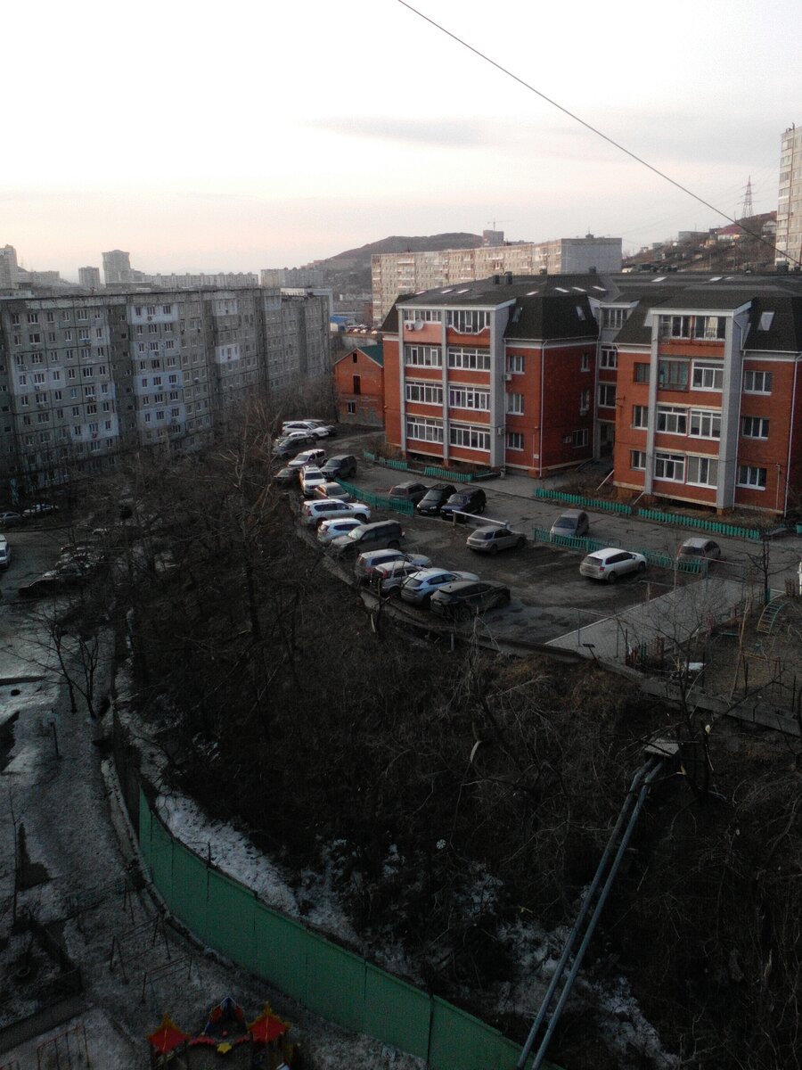 Как и 30 лет назад, только вместо недостроенного детского сада - жилой дом. Фото автора.