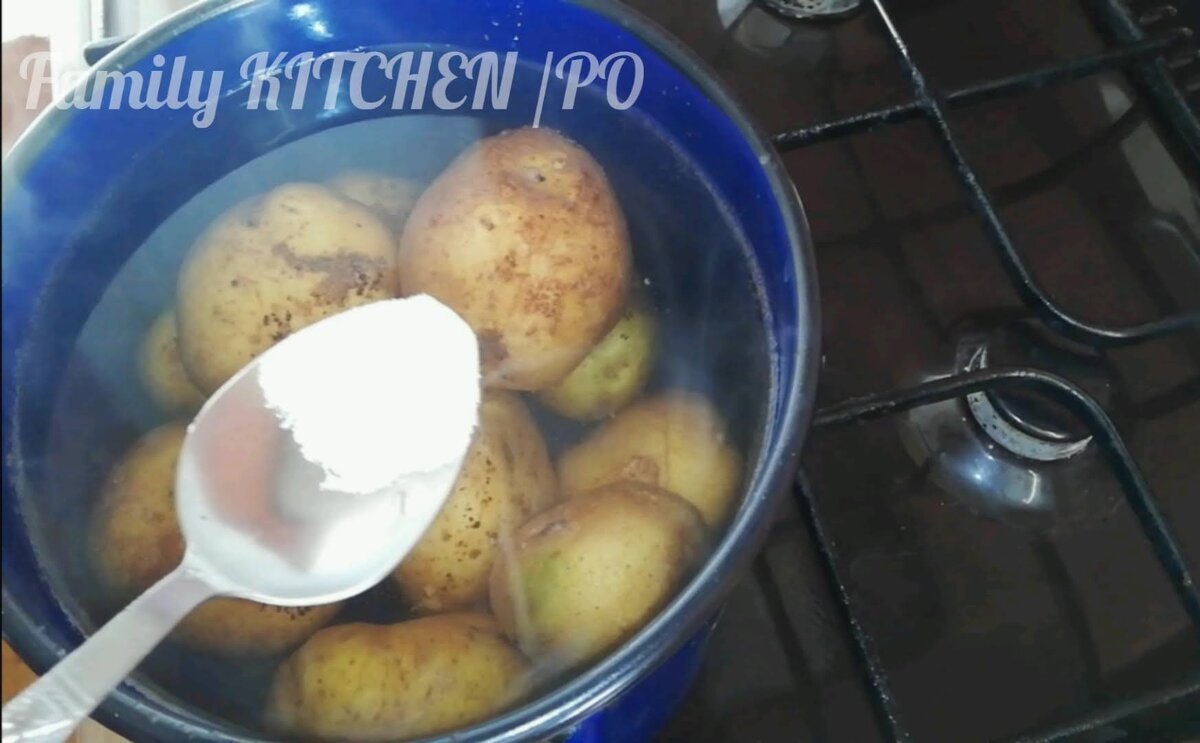 1. Картофель и морковь отвариваем в подсоленной воде на небольшом огне до полной готовности. Даём остыть.