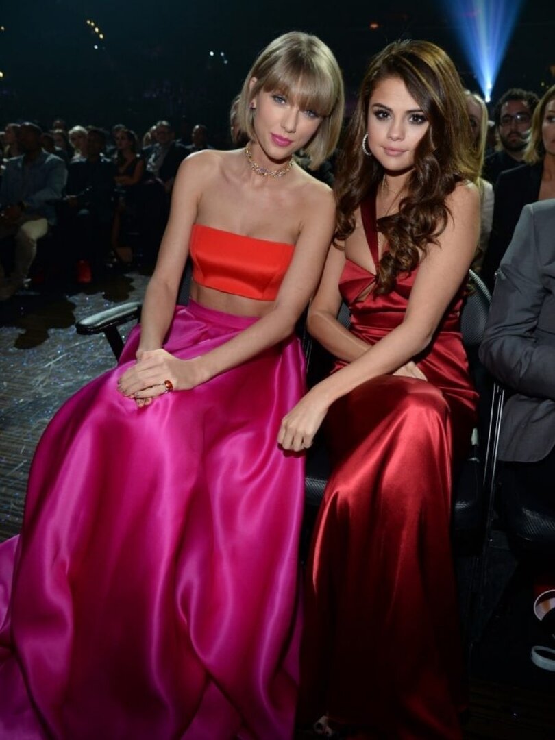 На фото Селена в том самом платье Тейлор