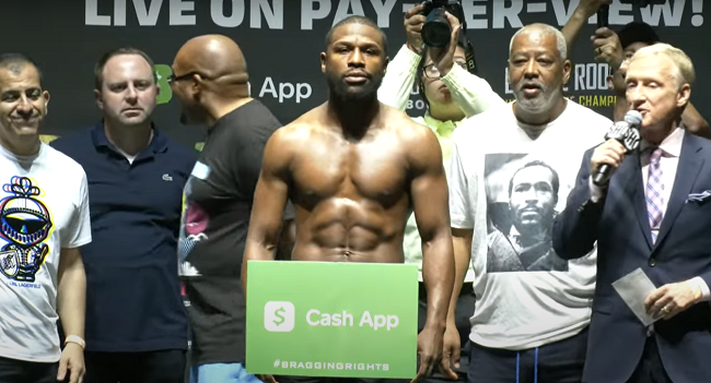 Флойд Мейвезер мл на взвешивании. 