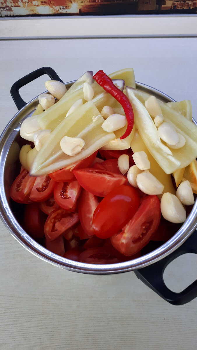 Подготавливаем овощи для измельчения.