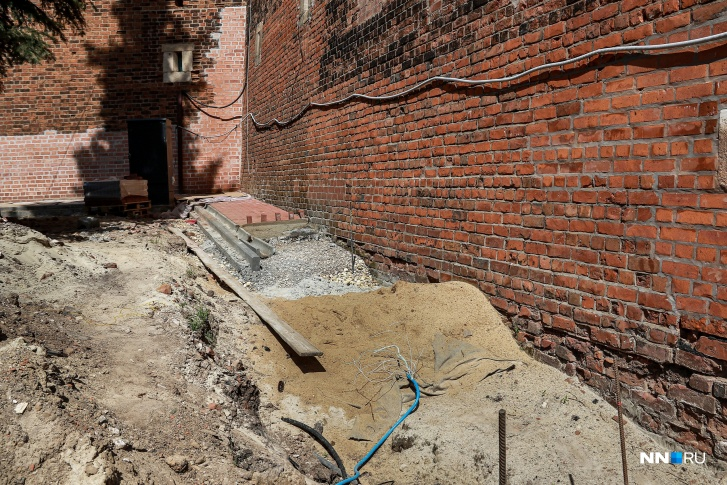 "Во время работ пришлось делать новую отмостку вокруг стены"