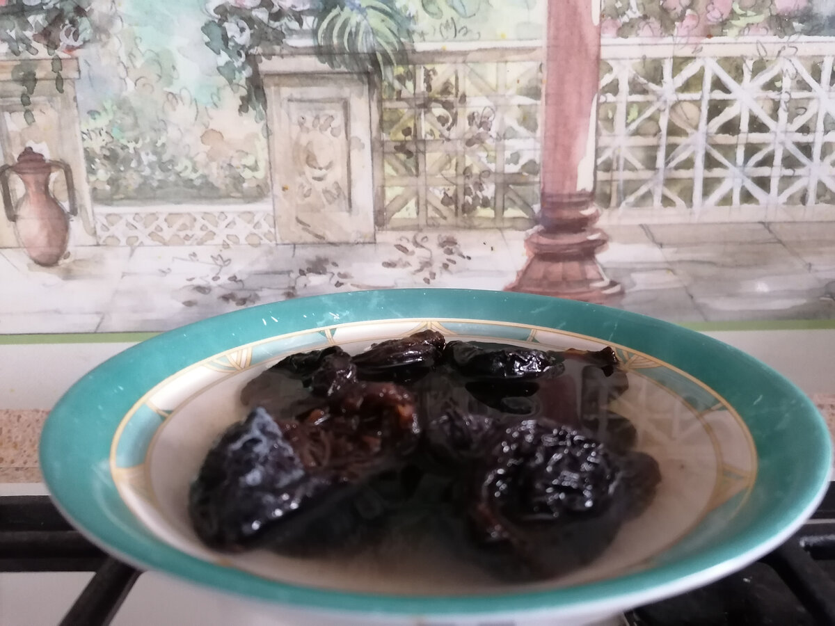 Фото автора. Чернослив на 15 минут заливаем кипятком для размягчения