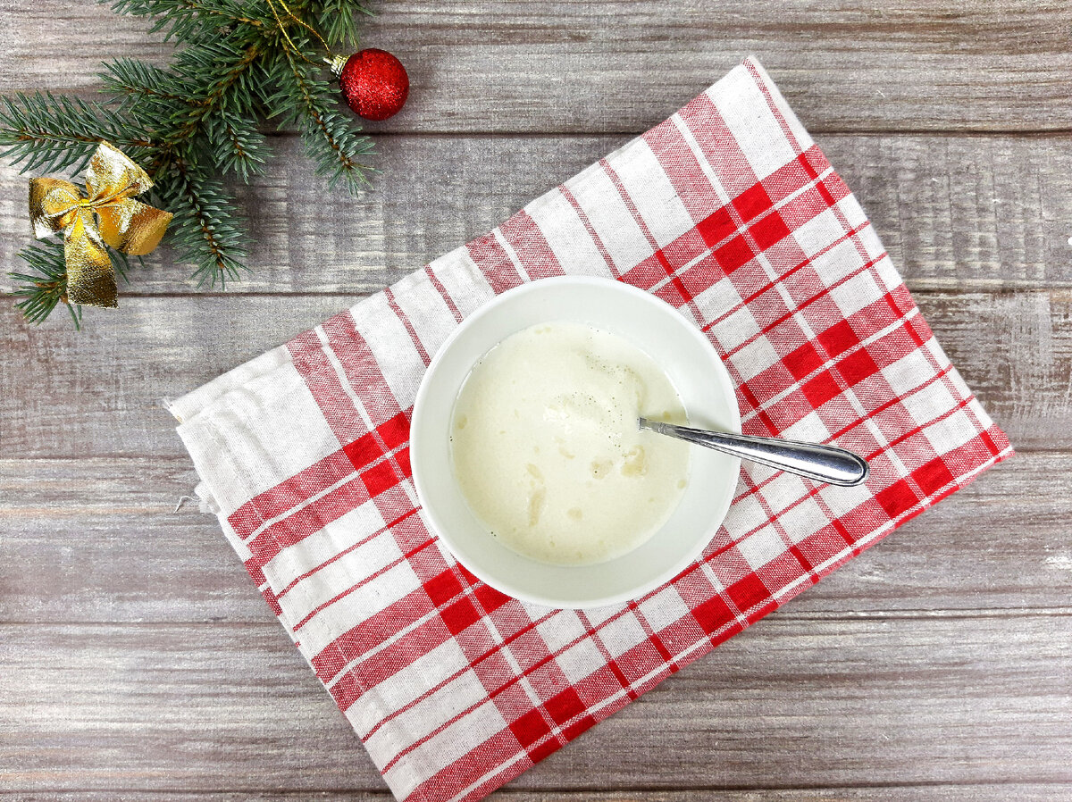 Молоко 🥛 нагреваем до 40°, добавляем дрожжи и сахар. Хорошо размешиваем и оставляем на 10-15 минут для активации. Должна появиться хорошая "шапочка". Если ее нет, смените дрожжи!