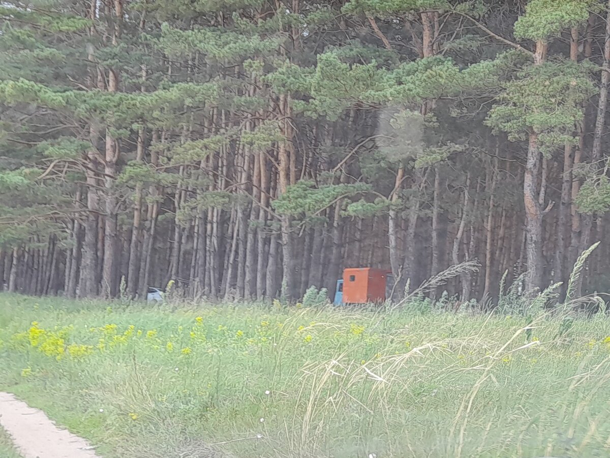 домик в будке старой. Толи на ЗИЛу,толи на ГАЗоне